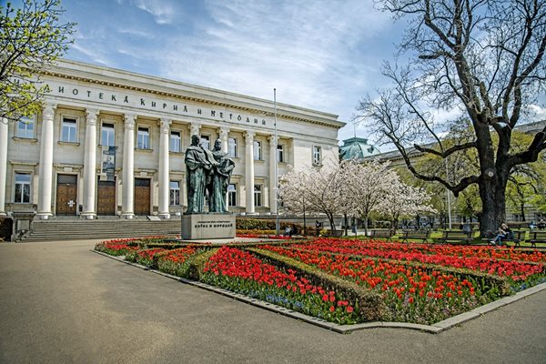 Паметника на светите братя пред Националната библиотека „Св. св. Кирил и Методий".