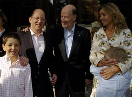 През 2007 г., година преди катастрофата, Кардам се снима в двореца “Врана” заедно с баща си, жена си Мириам и синовете си Борис (вляво) и Белтран.
СНИМКА: РОЙТЕРС
