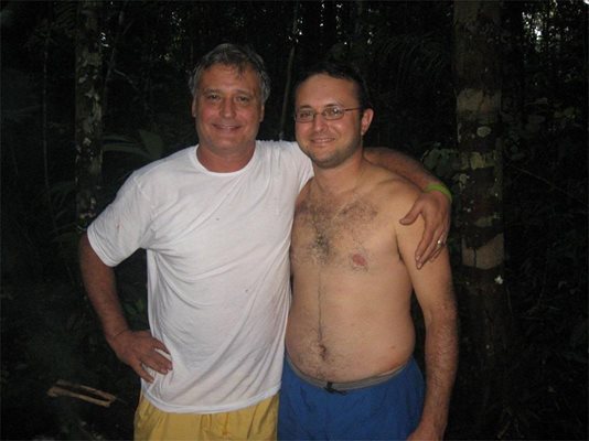 Илко Минев (вляво) и синът му Денис се снимат заедно в джунглите на Амазония. Двамата участват в протестите в Манаус.
СНИМКИ: ЛИЧЕН АРХИВ И РОЙТЕРС
