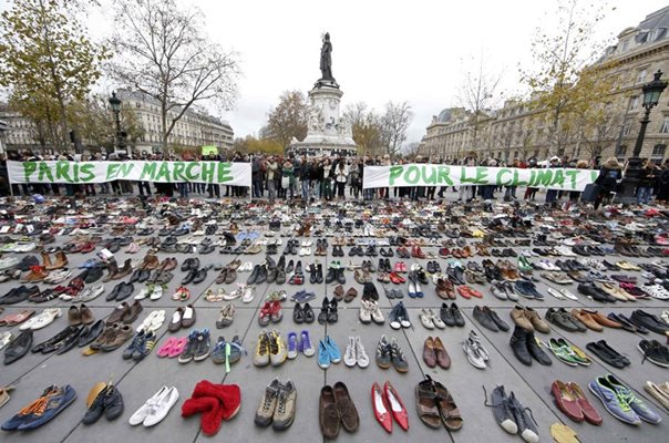 Над 4 тона обувки са събрани от една седмица, а хиляди от тях покриха Площада на републиката в Париж.