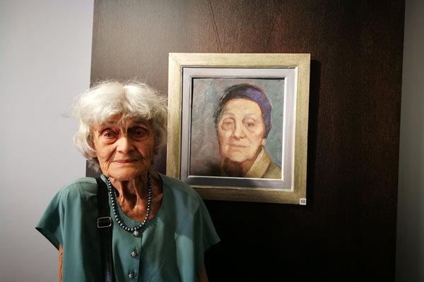 Елза Гоева пред своя автопортрет на откриването на изложбата