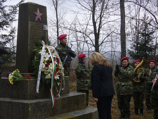 Илияна Йотова поднесе венец и се поклони пред паметта на жертвите от Ястребино. Снимка: Ваньо Стоилов