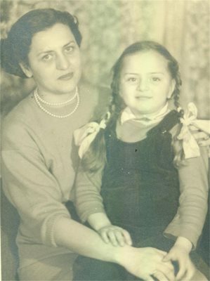 Богдана Карадочева като малка заедно с майка си Надежда