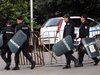Изкараха млад мъж с белезници от задния вход на хотел в Бургас