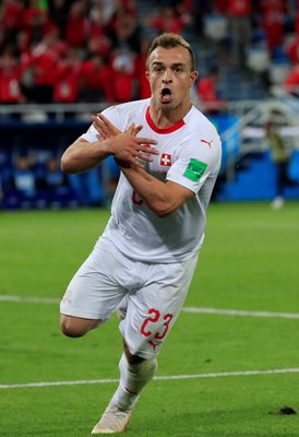 Джердан Шакири празнува победния гол срещу Сърбия с албанския орел.