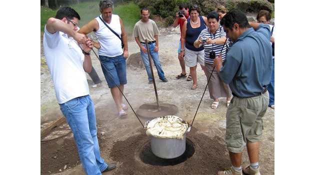 Приготвянето на специалитета cozido е туристическа атракция.