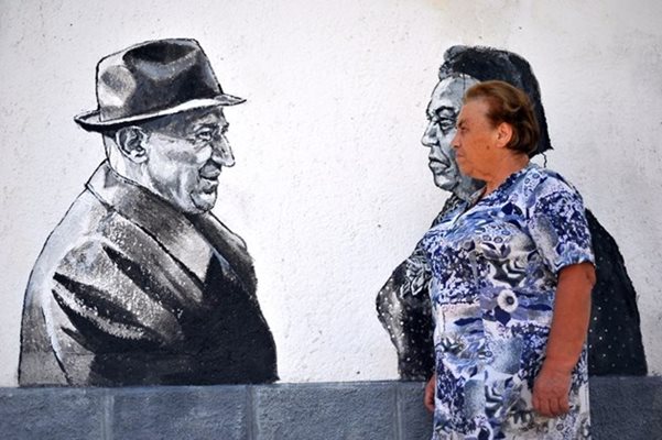 Портрет на Тато намира място на фасада