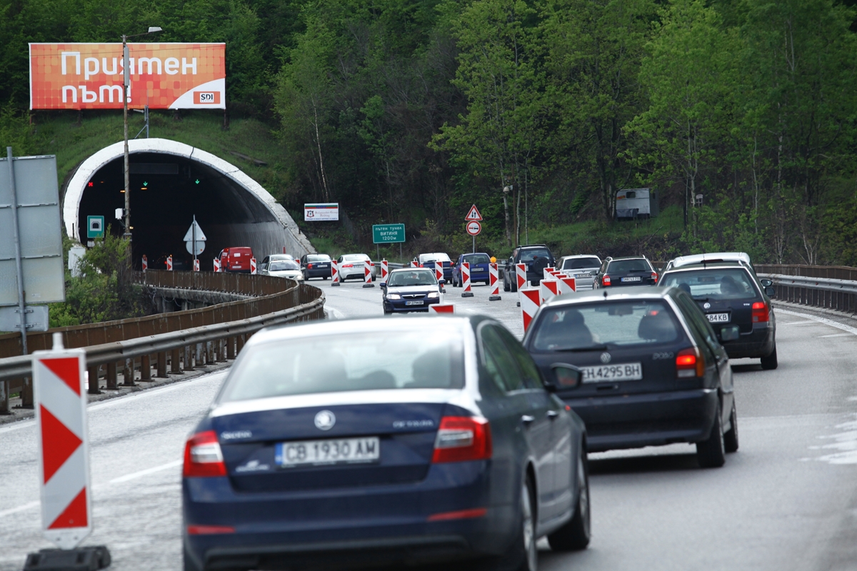 Уволняват шефовете на “Автомагистрали”, тапите около тунелите остават (Обзор)