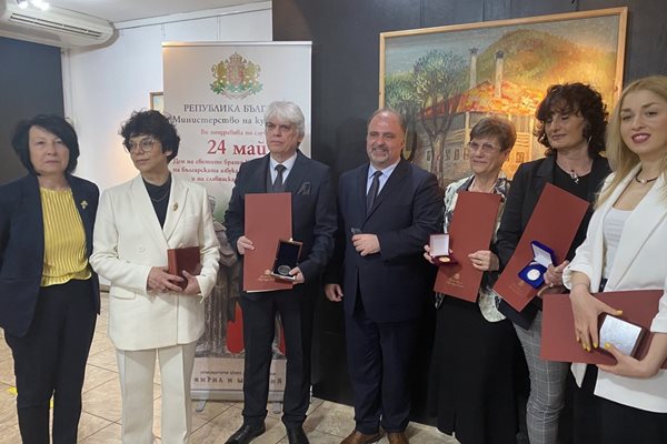 Найден Тодоров връчи наградата "Златен век" на Министерството на културата за приноса им в развитието на българската култура и духовност.