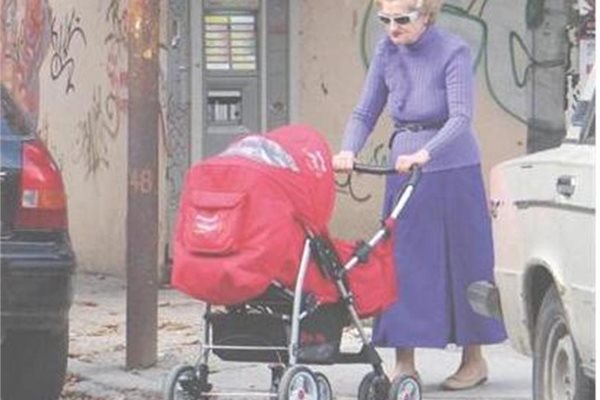 62-годишната лекарка Красимира Димитрова, която на 5 май роди ин витро близначетата Мери и Жаклин, разхожда всеки ден оцелялото бебе и го приспива с бригадирски песни.
СНИМКА: АСЯ ПЕНЧЕВА