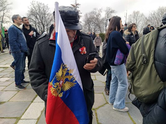 Поклонник на Русия държи нейното знаме на Бунарджика.