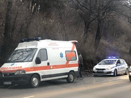 Кола падна в дере край Пловдив, жена е с опасност за живота Снимка: Архив