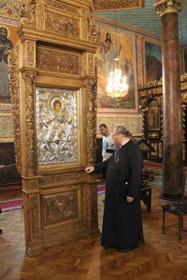 Митрополит Наум пред копие на същата икона в русенския храм "Св. Георги"