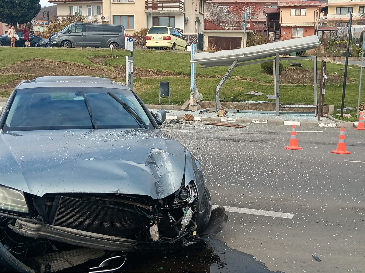 Автомобил се вряза в автобусна спирка в Свети Влас (Снимки)