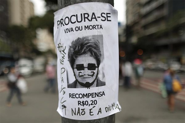 В Порту Алегре са разлепени плакати по адрес на Дилма Русеф. На тях е написано: “Издирва се жива или мъртва. Награда 0,20 реала.”