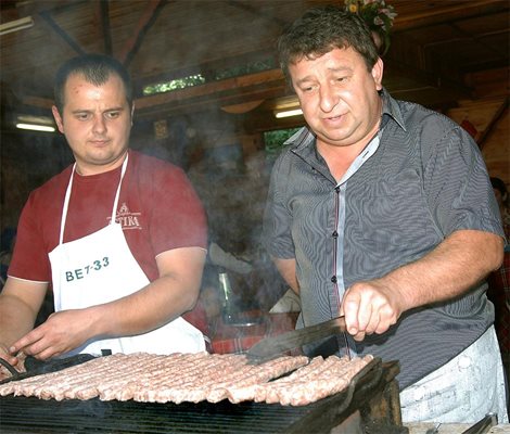 Майстор Румен Чукалов (вляво) от Бачково е превърнал печенето на кебапчета не само в поминък, но и в изкуство. СНИМКИ: НАТАША МАНЕВА