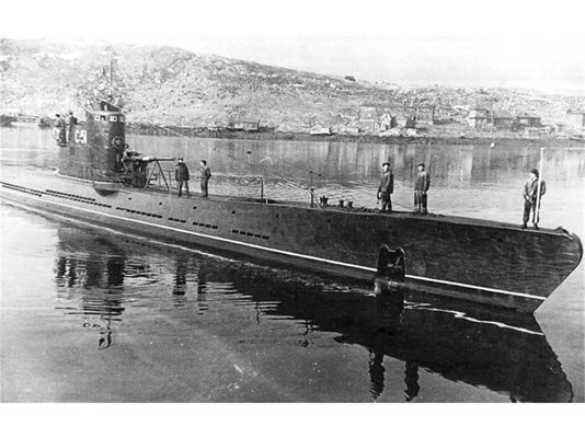 Съветска подводница тип C (С-51) се завръща от боен поход в базата.