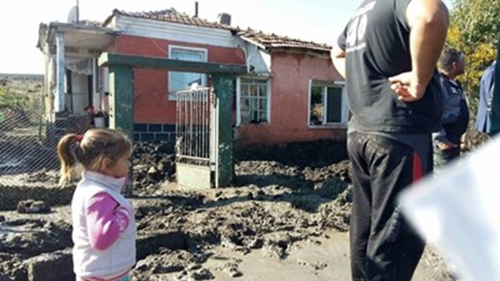 Кал, вместо асфалт, по улиците на наводнените села в бургаско. СНИМКА: Елена Фотева/Архив