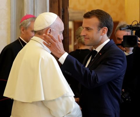 Папа Франциск и Еманюел Макрон СНИМКА: Ройтерс