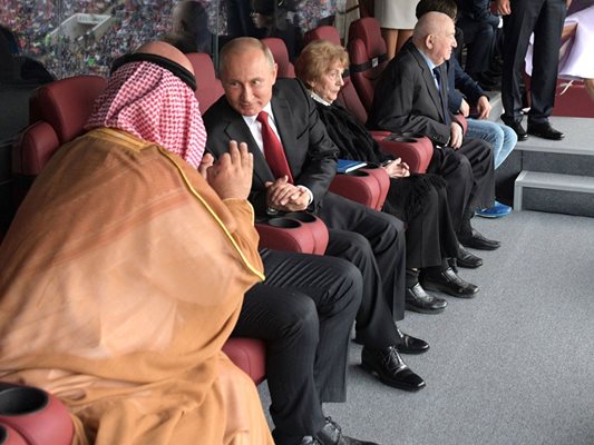 Владимир Путин си бъбри със саудитския принц на откриването.