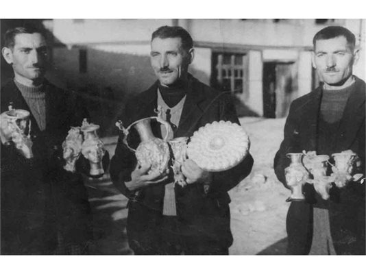 Братята Павел, Петко и Михаил Дейкови позират със съдове от Панагюрското съкровище, което открили през 1949 г.  
СНИМКА: АНДРЕЙ МИХАЙЛОВ И АРХИВ
