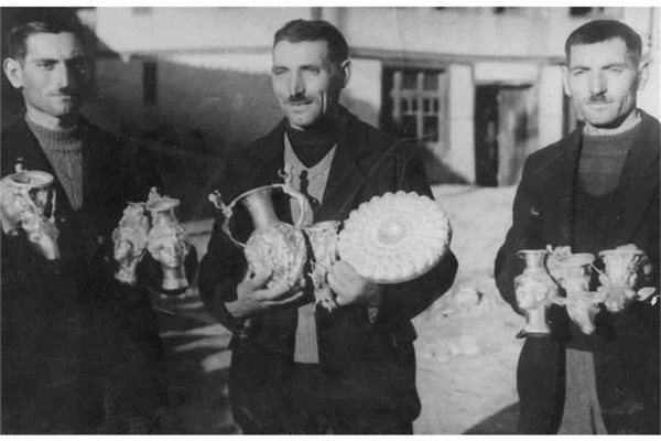 Братята Павел, Петко и Михаил Дейкови позират със съдове от Панагюрското съкровище, което открили през 1949 г.  
СНИМКА: АНДРЕЙ МИХАЙЛОВ И АРХИВ