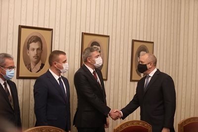 Президентът Румен Радев се ръкува с лидера на ДПС Мустафа Карадайъ преди срещата.
СНИМКА: НИКОЛАЙ ЛИТОВ

