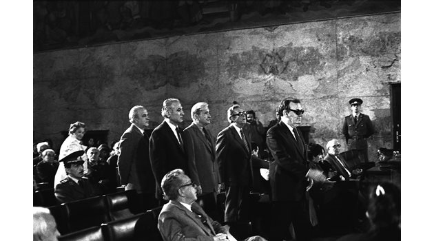 В съдебната зала: най-отпред е президентът Петър Младенов, зад него с очилата е Цанко Тодоров, Добри Джуров (с мустаците), до него Александър Лилов и последен е Чудомир Александров.
СНИМКА: ИВАН ГРИГОРОВ
