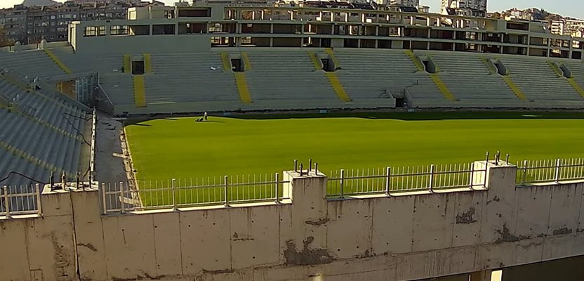 Тревата на стадион "Христо Ботев" в Пловдив беше окосена за първи път.