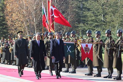 Турският президент посреща Плевнелиев в Анкара.
СНИМКА: ПРЕЗИДЕНТСТВО