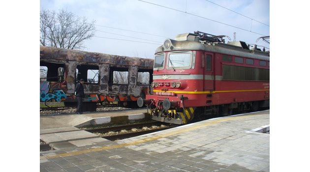 Изгорелият влак е на трети коловоз на гара Коньово, съседният коловоз приема влаковете по линията Стара Загора - Бургас.