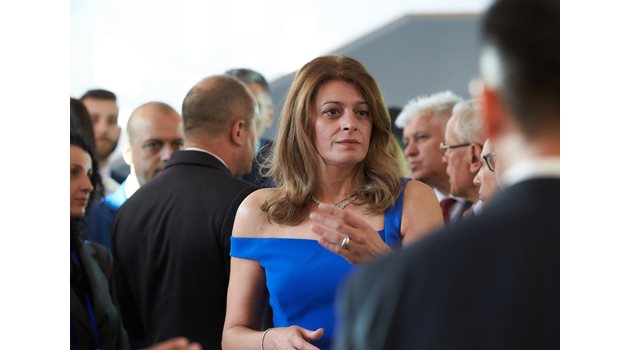 Първата дама в елегантна синя рокля като гост на форума, в който говори президентът.