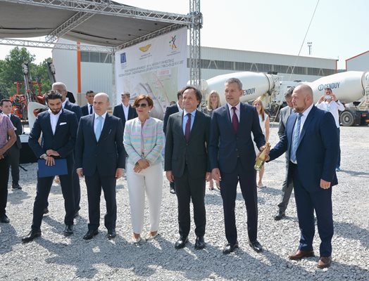 Министърът на транспорта Георги Тодоров даде старт на строителството на жп отсечката Елин Пелин - Вакарел. 