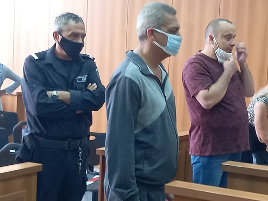 Миленко Ангелов (с маската) се изправи пред съда за убийството на съпругата си