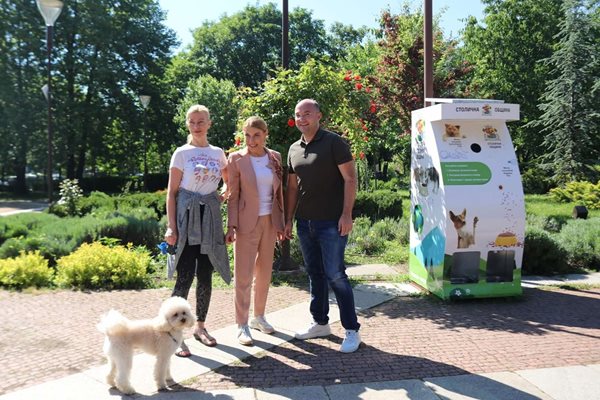 В най-големите паркове на столицата бяха поставени 5 ековендинг машини за разделно събиране на пластмасови опаковки. Срещу изхвърляне на пластмасови бутилки в автоматите, четири от тях връщат храна за кучета, а един - за птици.