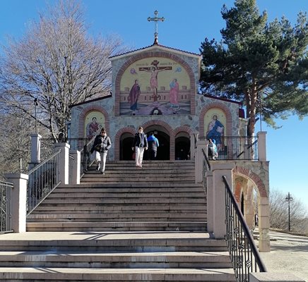 В топлия и слънчев 2 януари мнозина отидоха до Кръстова гора, за да се помолят. Снимки: Сийка Кюлханова