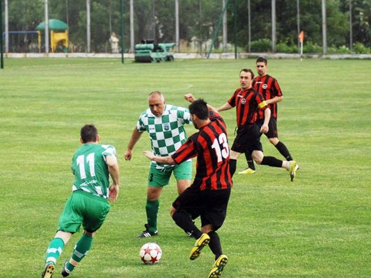 Премиерът на България Бойко Борисов (в средата) атакува играч на “Локо” (Мездра) във вчерашния полуфинал за аматьорската купа на България.