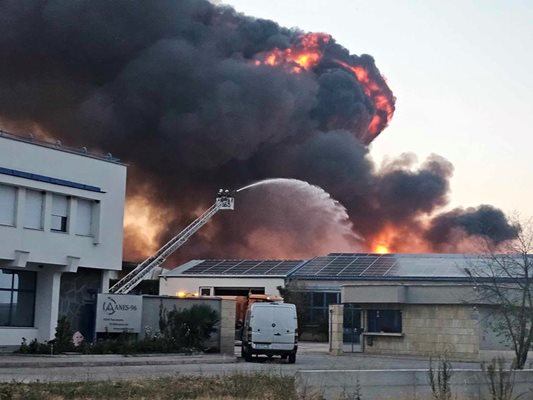 Пожарникари гасят от висока стълба огромния пожар, който обхвана завод край Царацово.