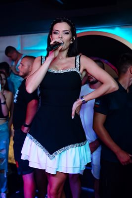 Певицата ходи по участия вече две десетилетия / Снимки: CLUB Bikini Sozopol