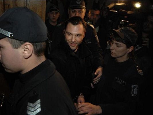 Десетина полицаи конвоираха Златомир Иванов, преди съда да го остави в ареста.