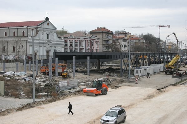 С бързи темпове се прави метално покритие на Раннохристиянската базилика