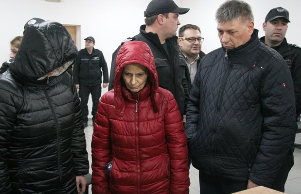 Александрина Георгиева и дъщеря й Николина се появиха в съда с качулки, Лазар Лазаров не се криеше.
