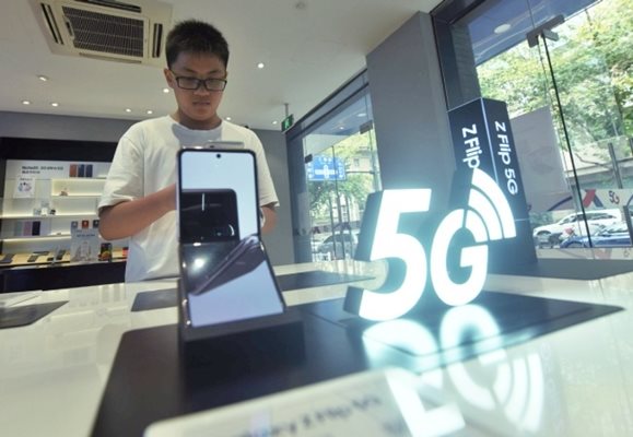 Производителите на смартфони наблягат все повече на сгъваемите екрани, които могат да се използват като телефони и като таблети СНИМКА: Радио Китай