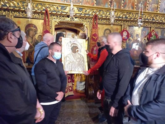 Изнесоха копието на чудотворната икона за шествието до местността Клувията. Снимки: Румен Златански