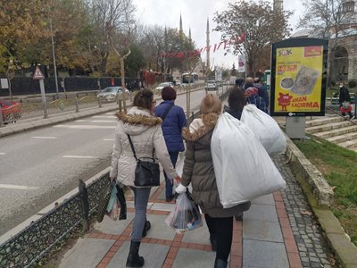 Българки носят чували с покупки в Одрин към автобуса и после пак се връщат в магазините за още и още. Снимки: 24 часа