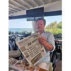 Стефан Шварц разглежда вестник “24 часа”, докато прекосява Бургаския залив с яхта.
Снимка: Кирил Евтимов