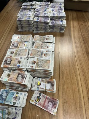 Общото количество на недекларираната валута е 382 880 британски лири, 23 580 шотландски лири и 3100 ирландски лири СНИМКА: Агенция "Митници"