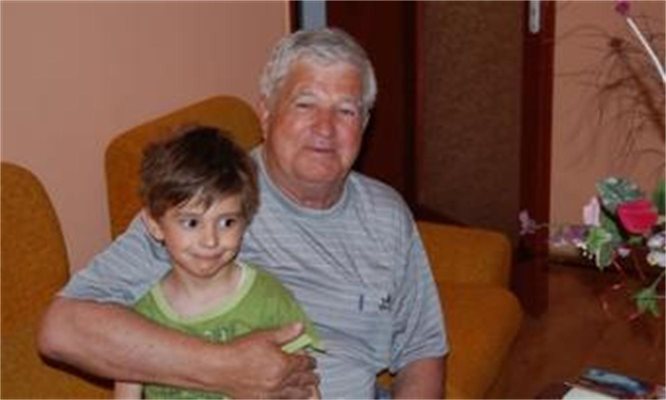 Дядо Георги и малкият му внук чакат леля Стефка на гости в Пловдив. Снимка: news4000 