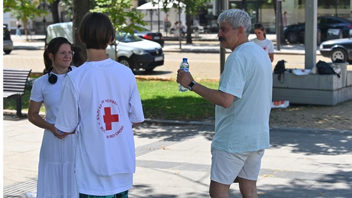 В София раздават вода в жегата.