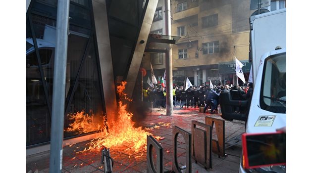 "Възраждане" пак цапа сградата на Европейската комисия с червена боя
СНИМКА: ГЕОРГИ ПАЛЕЙКОВ И ГЕОРГИ КЮРПАНОВ